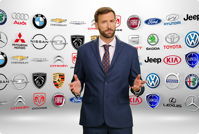 A male presenter in a TV studio with car manufacturers logos behind him advertisng the Cartel.es legal service